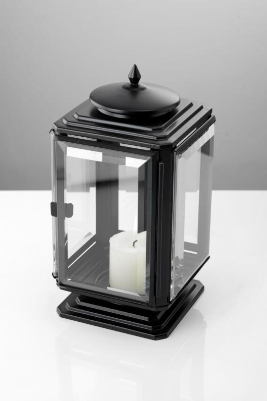 Lampion 401 z czarnej stali nierdzewnej, malowany proszkowo na półmat, ze szlifowanymi szybkami, wysokość 26 cm