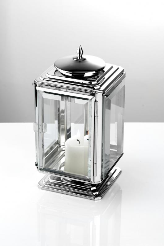 Lampion nagrobkowy 8 ze stali nierdzewnej, malowany proszkowo na czarny półmat, ze szlifowanymi szybkami, wysokość 26 cm, do montażu na pomnikach granitowych.