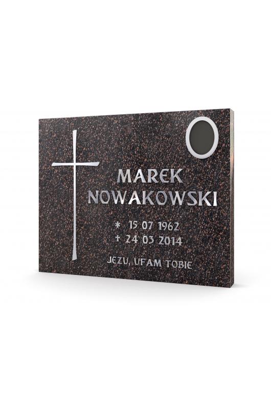 Litery nagrobkowe w czcionce Szerokiej ze stali nierdzewnej, dostępne w różnych wysokościach.