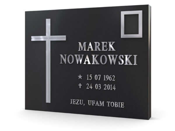 Litery nagrobkowe ze stali nierdzewnej w kroju czcionki Romano od Rodlew QMD – eleganckie i trwałe nazwiska imiona i epigrafy na pomnikach