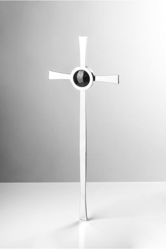 Krzyż nagrobny leżący, wykonany ze stali nierdzewnej z kamieniem pół-sferycznym z granitu typu szwed.