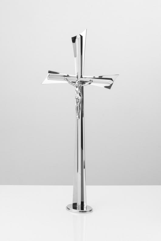 Krzyż stojący ze stali nierdzewnej polerowanej z trójwymiarowym wizerunkiem Chrystusa.