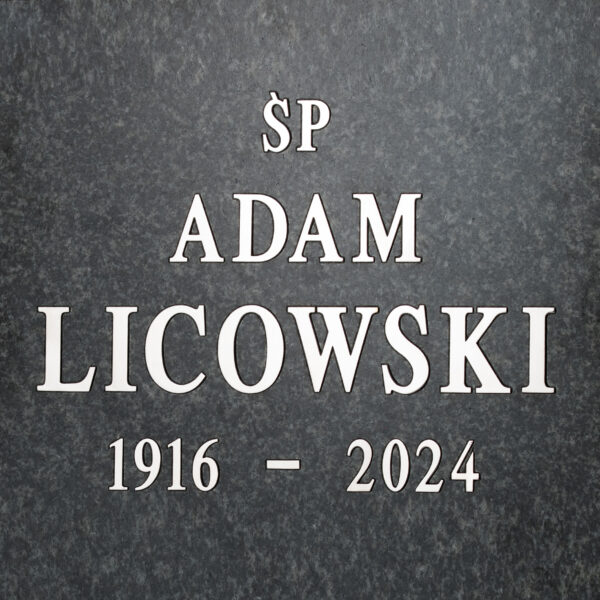 Litery nagrobkowe ze stali nierdzewnej Romano zlicowane – przykład napisu wpuszczonego w kamień